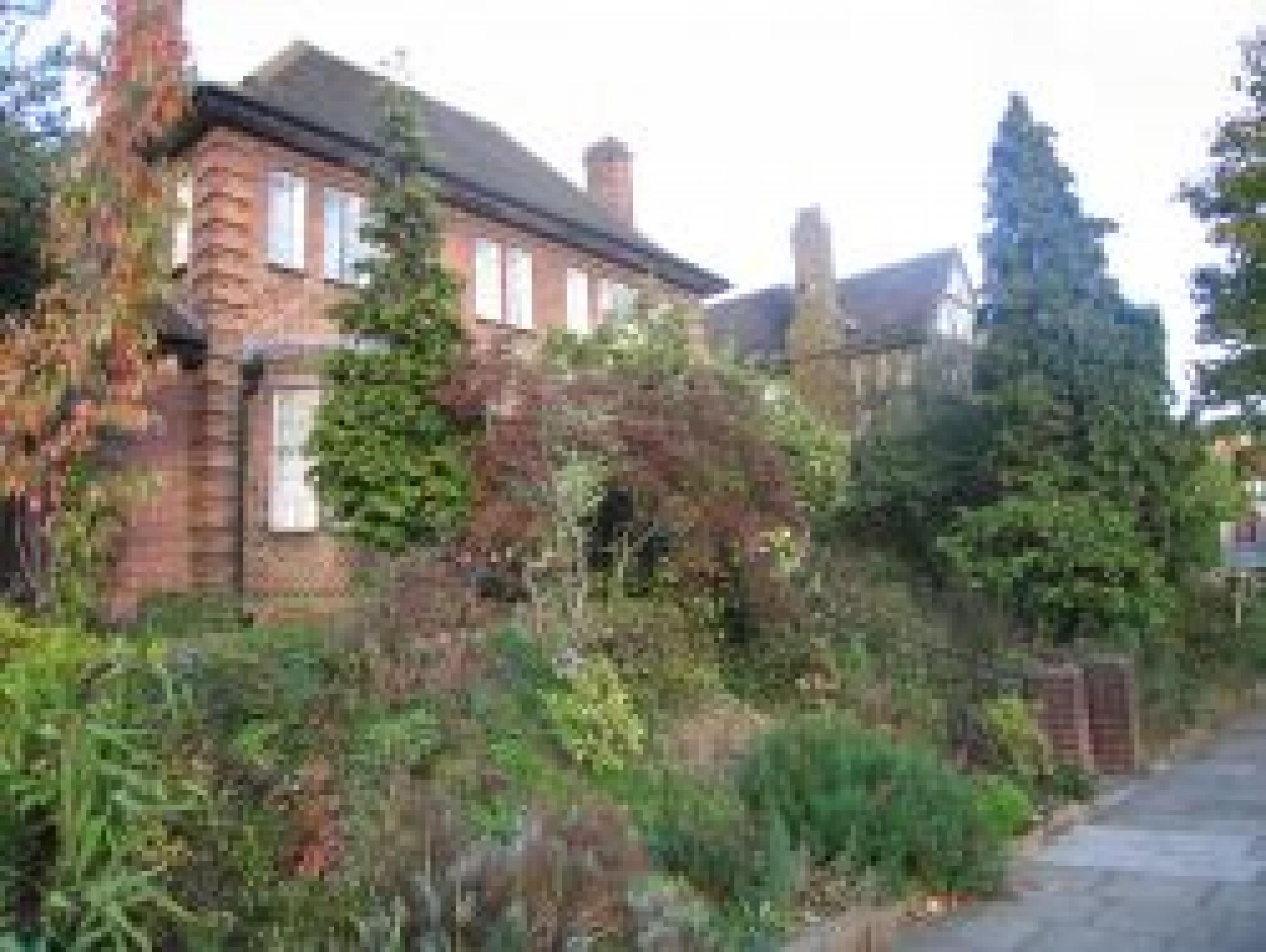 			VIEWINGS ARE HIGHLY RECOMMENDED, 3 Bedroom, 1 bath, 1 reception Flat			 Lyttleton Road, EAST FINCHLEY N2